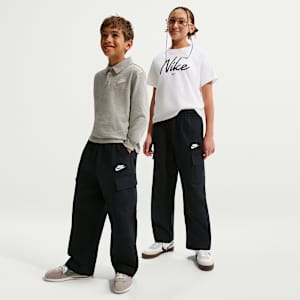 Nike Sportswear Club Older Kids' Woven Cargo Trousers