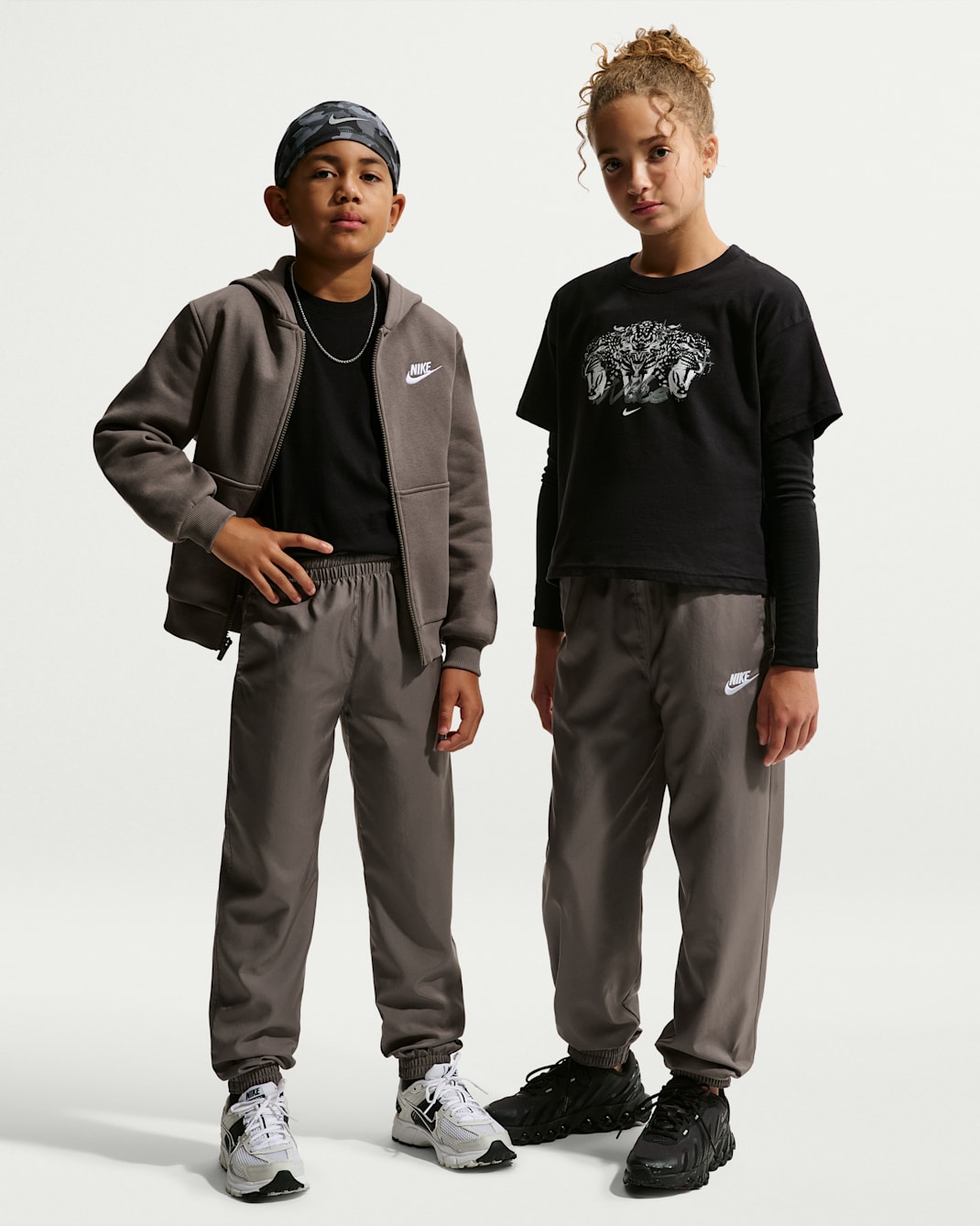 Nike Sportswear Club Older Kids' Woven Joggers - Cave Stone/White