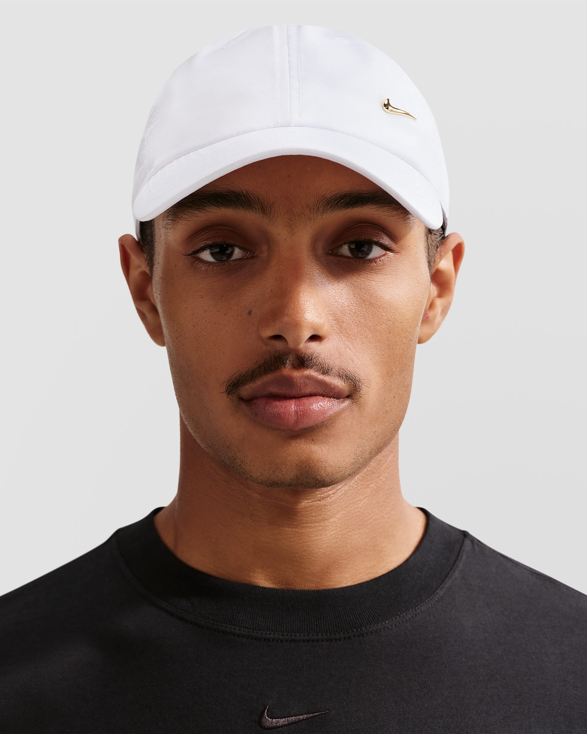 Nike Dri-FIT Club Unstructured Metal Swoosh Cap - White/Metallic Gold