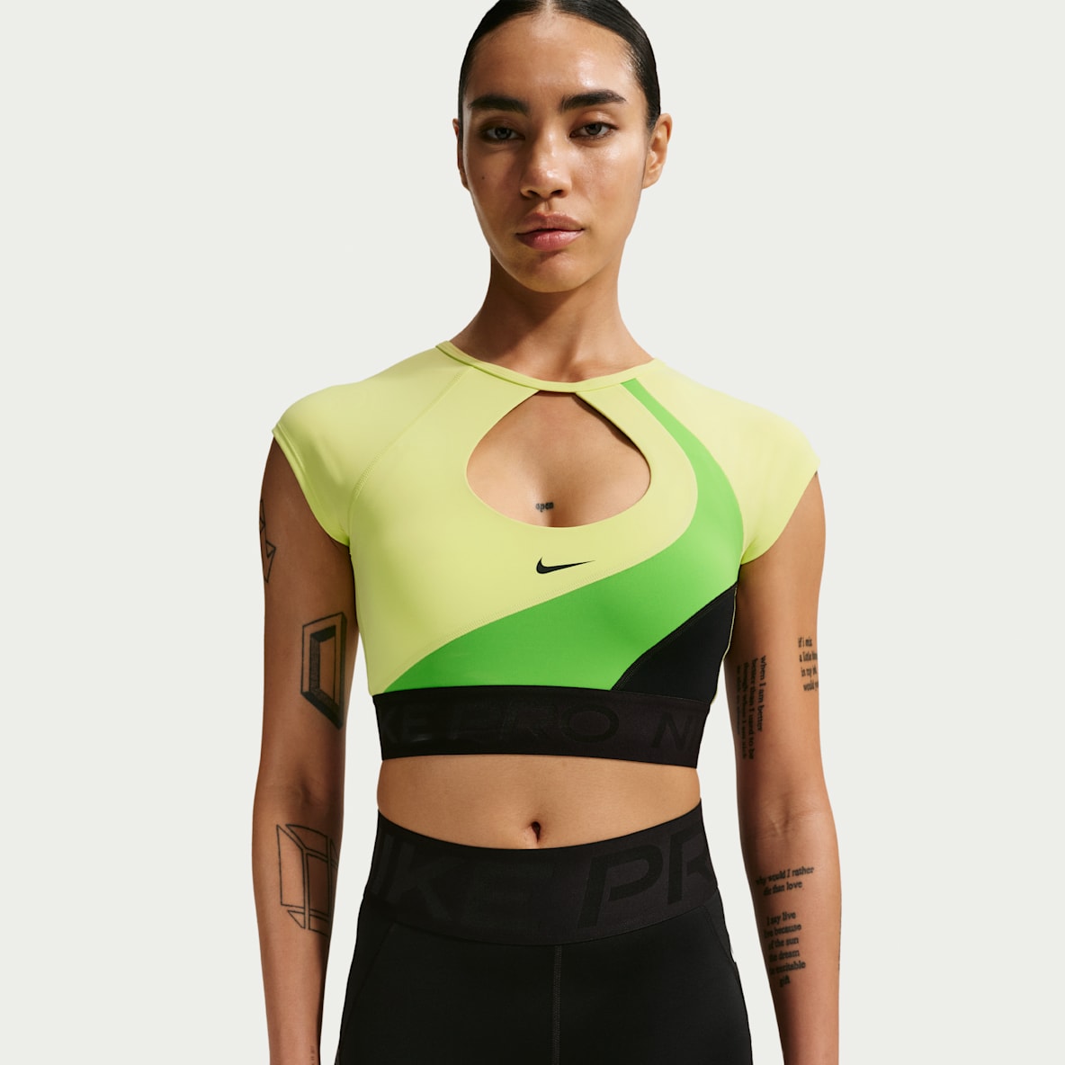 Nike Pro Sculpt Sujetador deportivo acolchado de manga corta y sujeción media para mujer