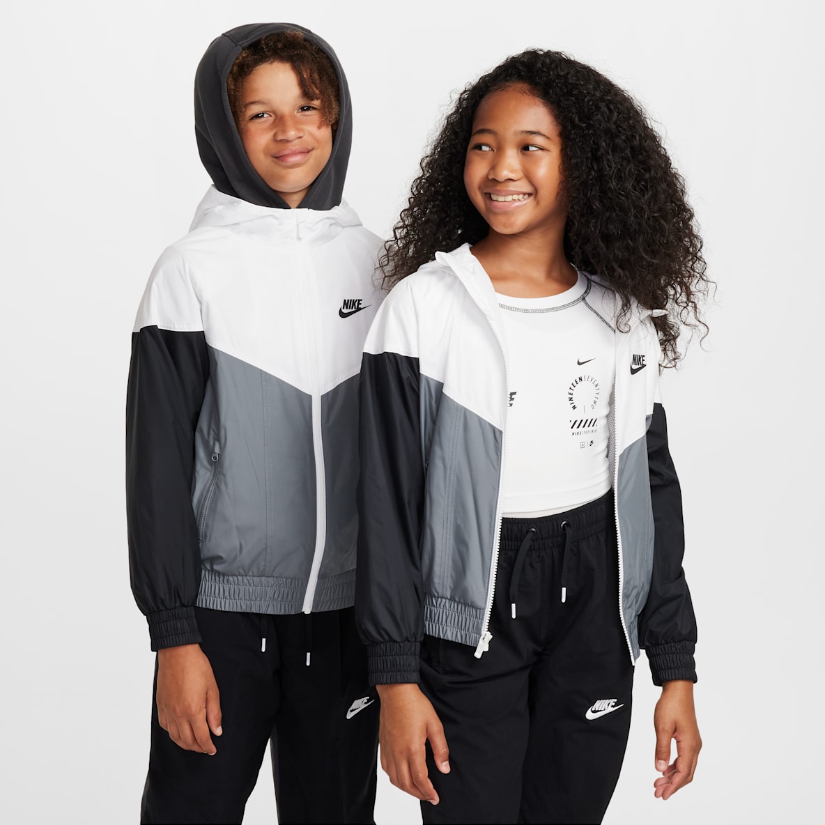 Nike Sportswear Windrunner Chamarra Repel con gorro para niños talla grande