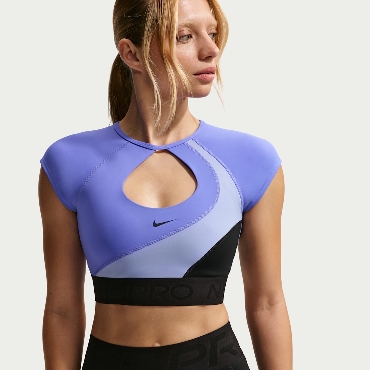Nike Pro Sculpt Sujetador deportivo acolchado de manga corta y sujeción media para mujer