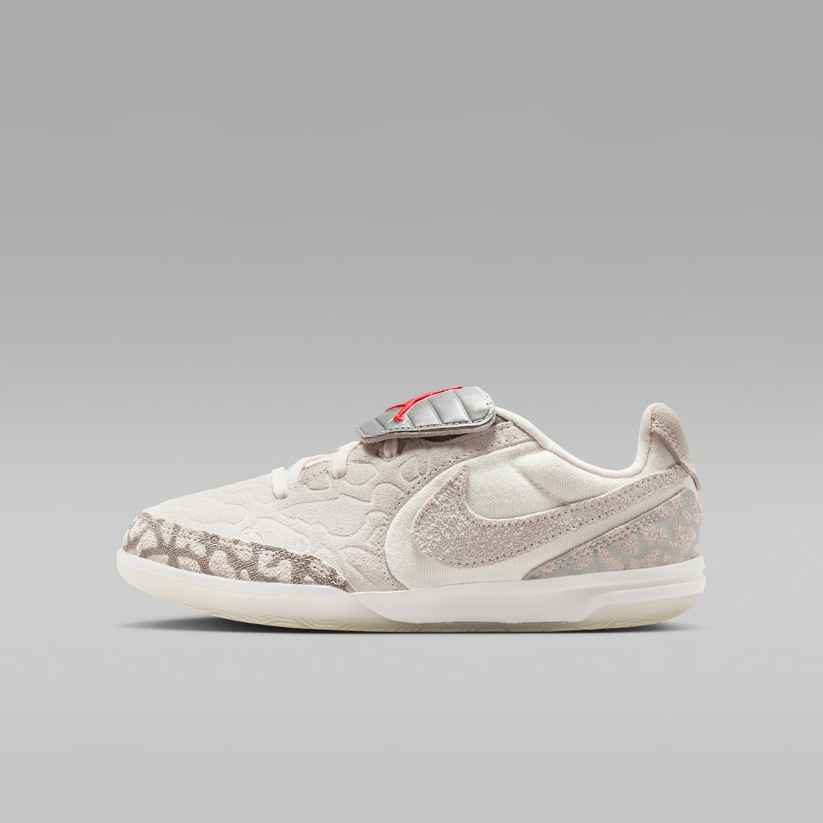 Jordan Jr. Tiempo Streetgato SE Tacos de fútbol para cancha cubierta de corte low para niños grandes