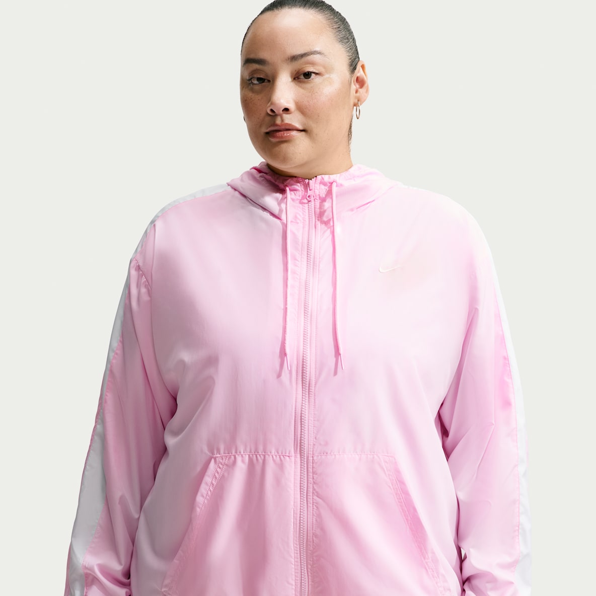 Nike Sportswear Classic Wovens Chamarra con gorro holgada para mujer talla grande UV
