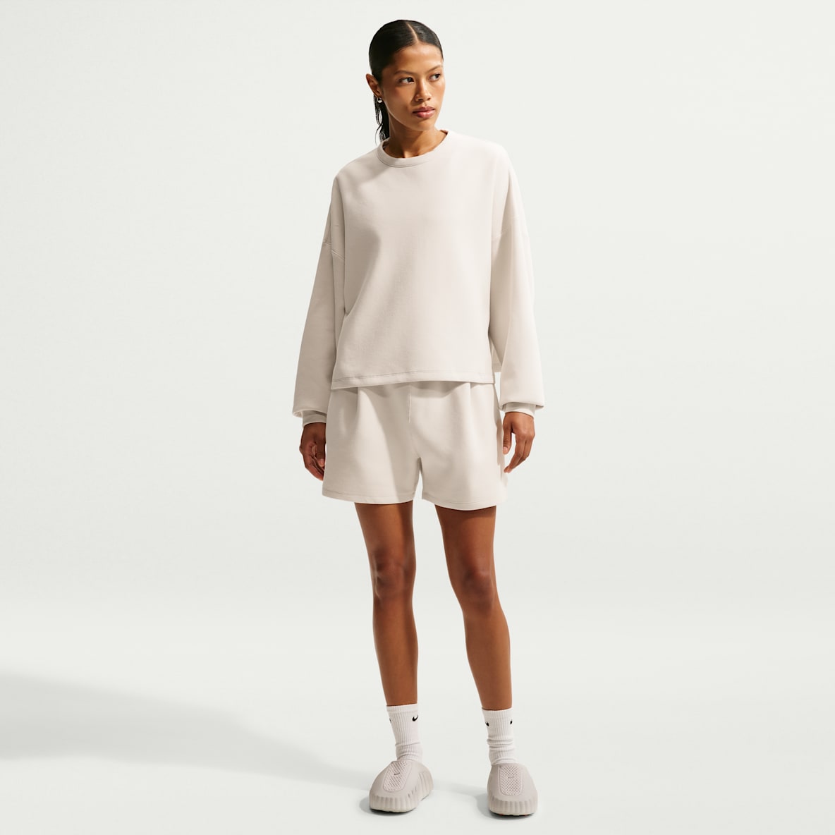 Nike 24.7 ImpossiblySoft Short ample à taille mi-haute Dri-FIT 10 cm pour femme