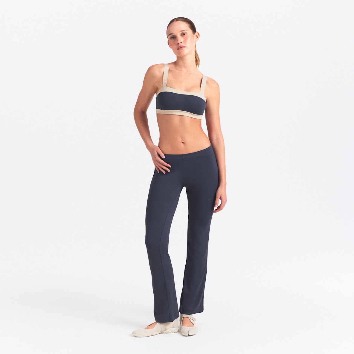 NikeSKIMS Airy Minipants acampanados de tiro bajo para mujer