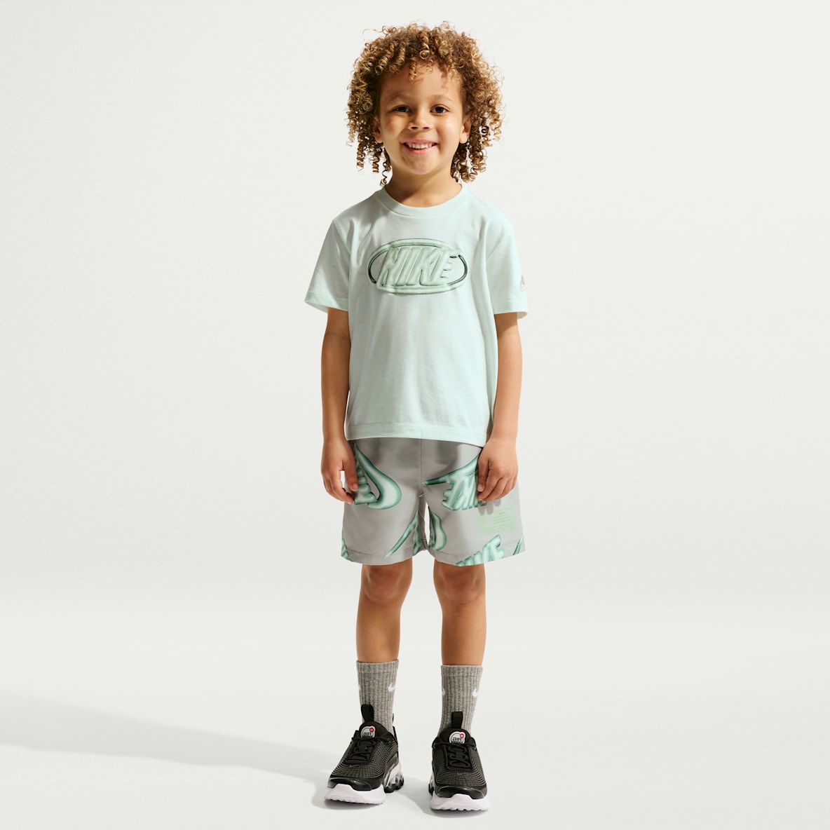 Nike Sportswear Club Conjunto de 2 piezas de playera Floatie y shorts infantil