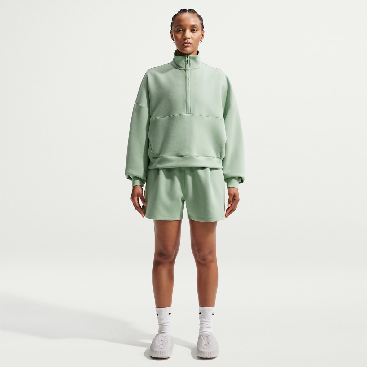 Nike 24.7 ImpossiblySoft Short ample à taille mi-haute Dri-FIT 10 cm pour femme
