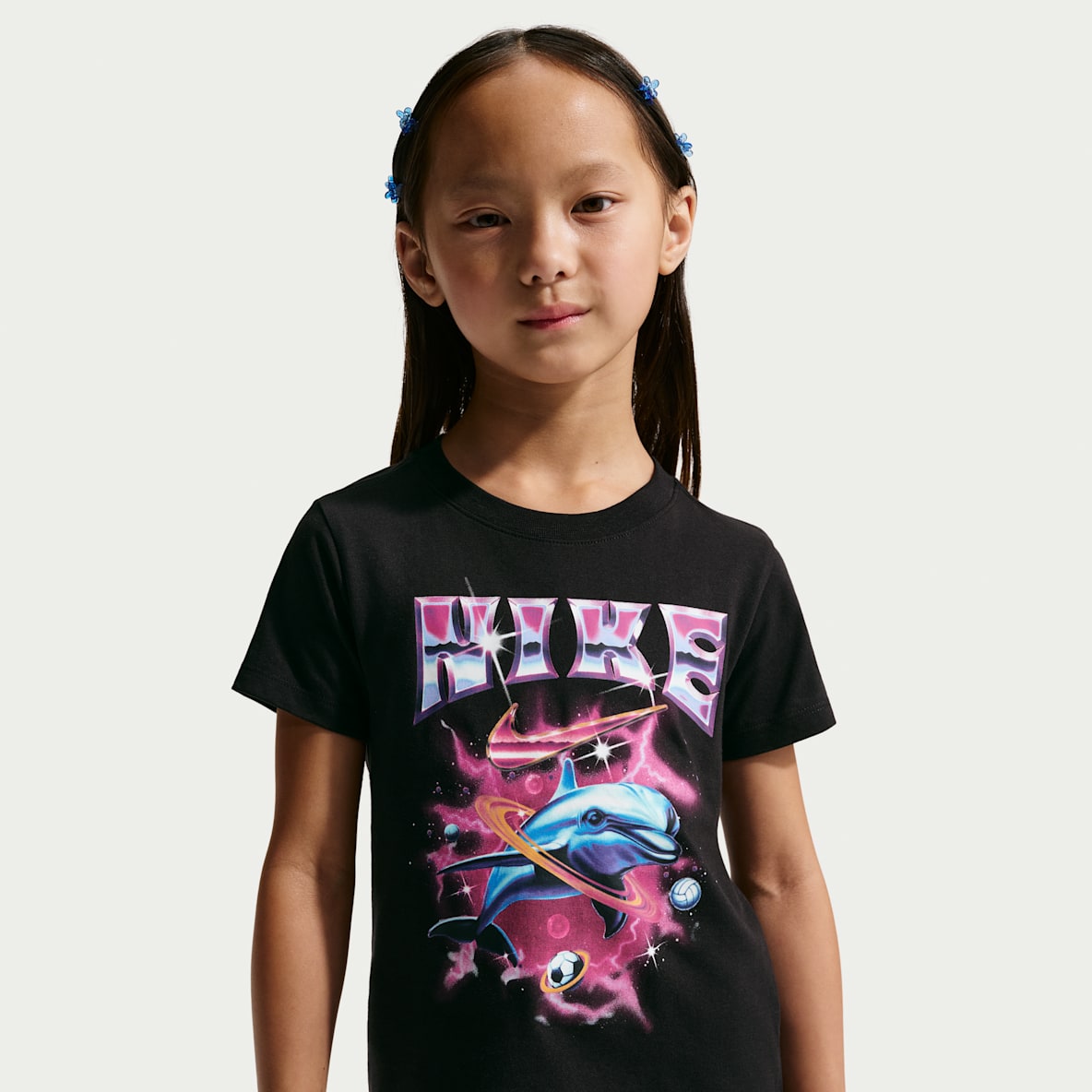 Nike Playera con gráfico de delfín para niños talla pequeña