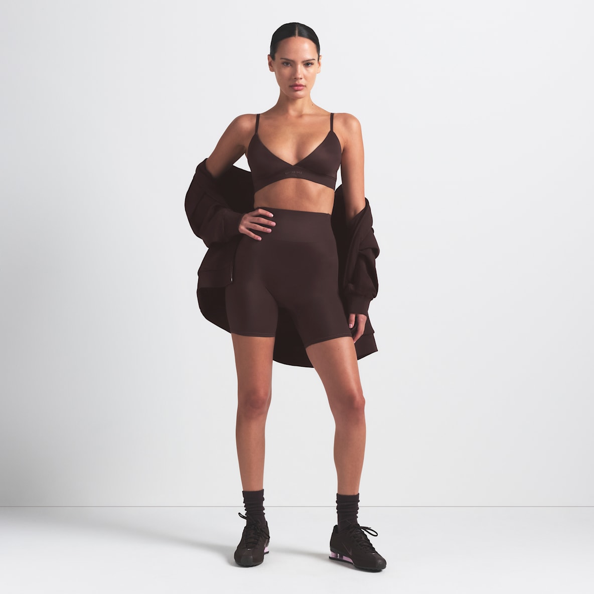 NikeSKIMS Satin Shine Shorts de ciclismo de tiro alto de 13 cm para mujer
