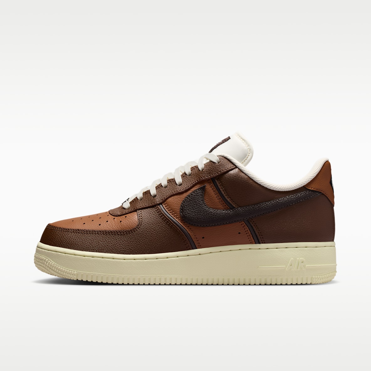 Nike エア フォース 1 ‘07 LV8 メンズシューズ