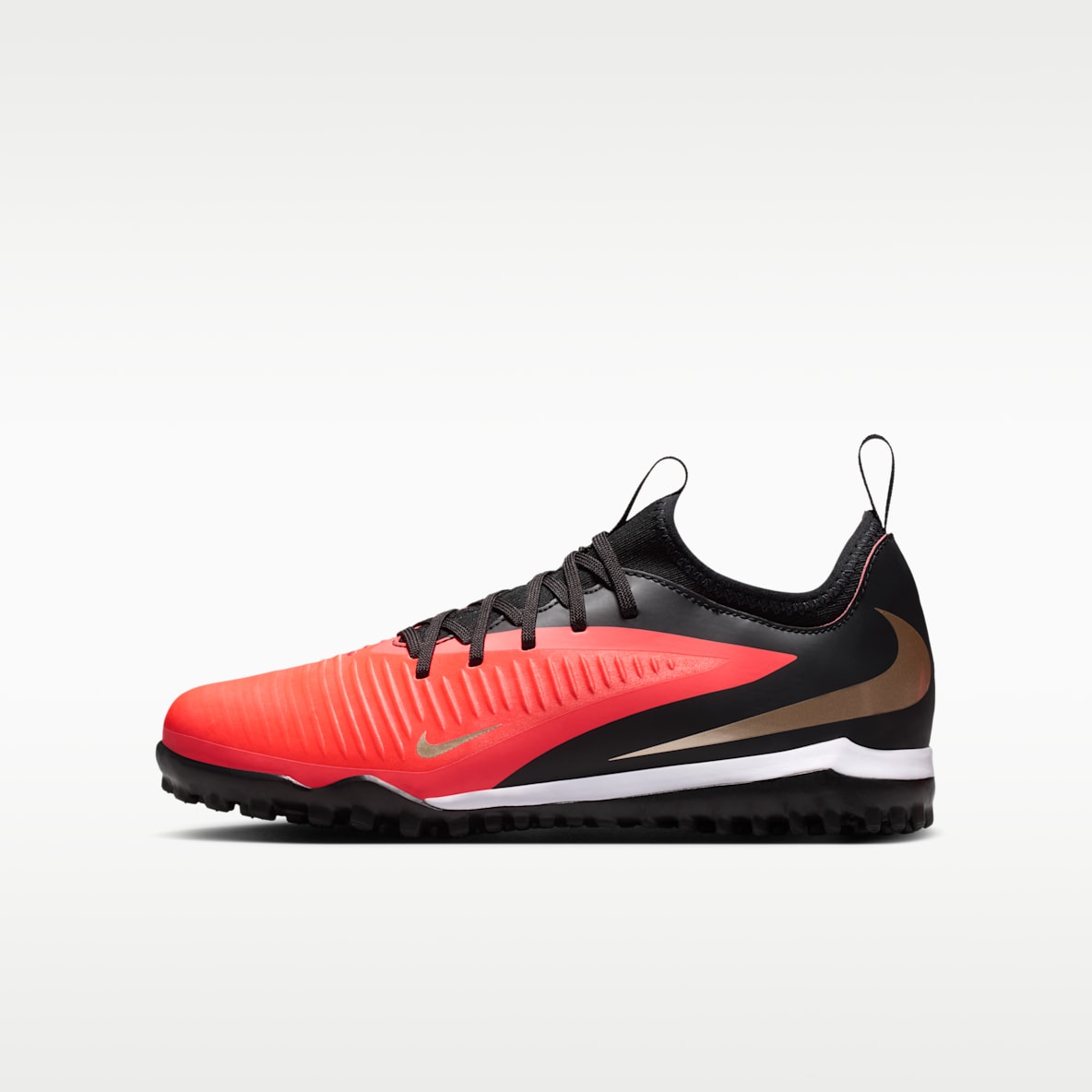Nike Jr. Phantom 6 Low Academy Tacos de fútbol para pasto sintético (turf) para niños grandes